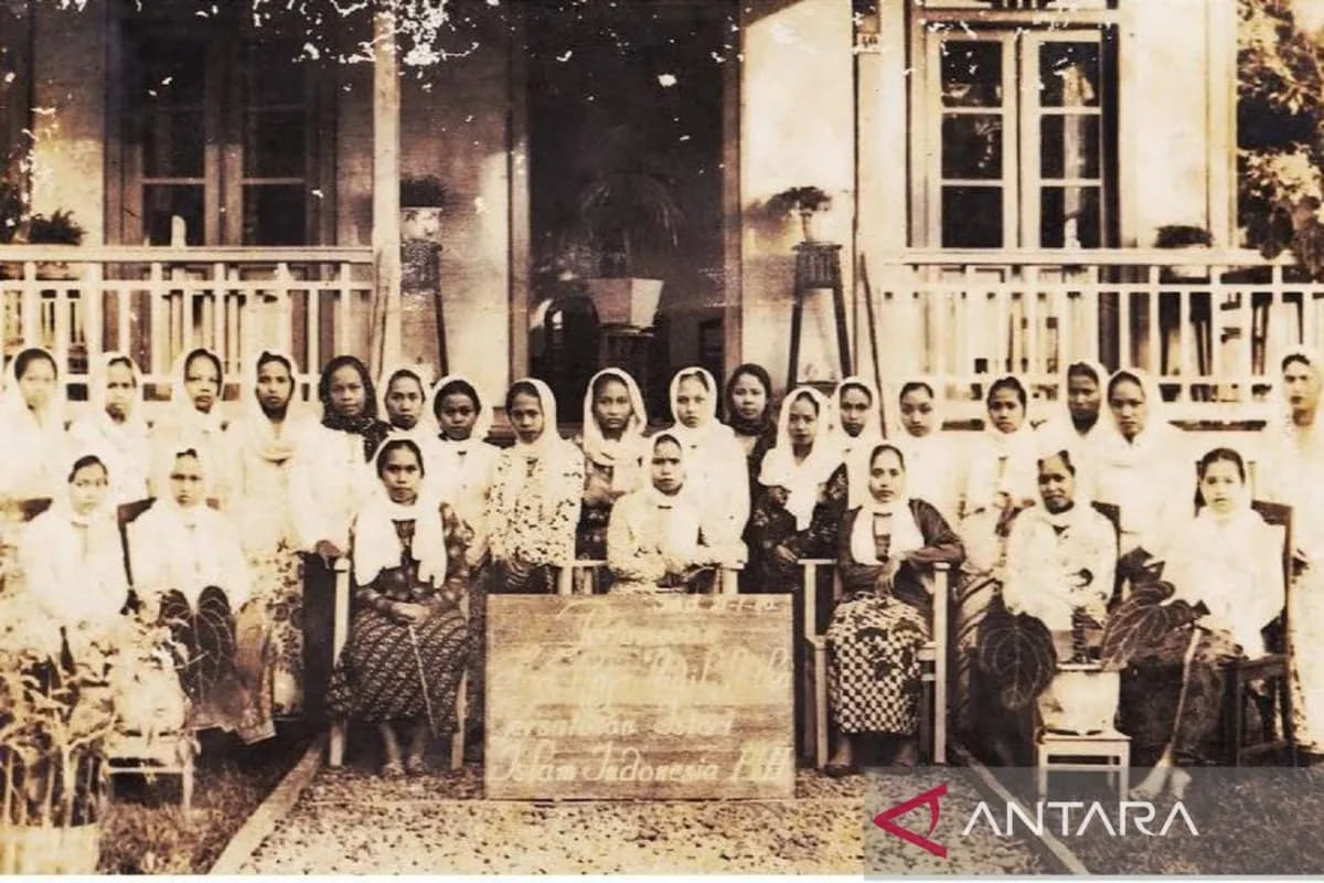 Para pengurus dan anggota Persatuan Istri Islam Indonesia pada acara perayaan Hari Raya Iduladha di kediaman Ajung Baso Jalan Mesjid (sekarang Jalan K.H. Abdul Muthalib), Samarinda, 21 Januari 1940. (Foto: Antara/Koleksi Galeri Samarinda Bahari)
