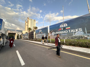 Suasana di luar lokasi perundingan antara AS dan Iran yang diprakarsai Pakistan di Islamabad, Pakistan, pekan lalu. (Foto: aa.com.tr)