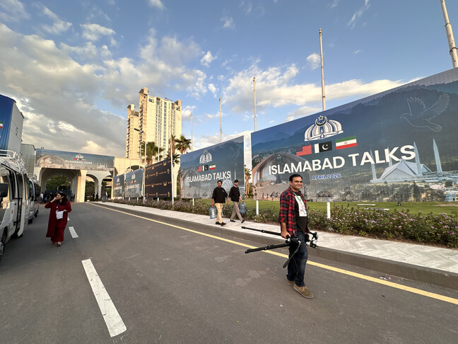 Suasana di luar lokasi perundingan antara AS dan Iran yang diprakarsai Pakistan di Islamabad, Pakistan, pekan lalu. (Foto: aa.com.tr)