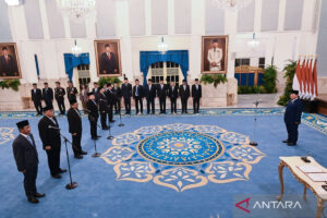 Presiden Prabowo Subianto (kanan) memimpin pelantikan pejabat baru dalam Kabinet Merah Putih di Istana Negara, Jakarta, Senin (27/4/2026). (Foto: Antara/Bayu Pratama S.)