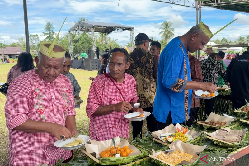 Warga Teon Nila Serua dan aneka sajian berbasis olahan ikan khas inasua dalam Festival Kor'a Inasua, di Kecamatan Teon Nila Serua (TNS), Maluku Tengah, Sabtu (11/4/2026). (Foto: Antara/Nanien Yuniar)