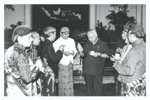 Presiden Soeharto berbincang-bincang dengan beberapa peserta seusai membuka Pekan Wayang Indonesia di Istana Negara, Jakarta, Selasa (20/7/1993). Di sebelah kanan Presiden terlihat dalang kondang asal Solo, Ki Anom Suroto. (Foto: Antara/Ali Anwar)