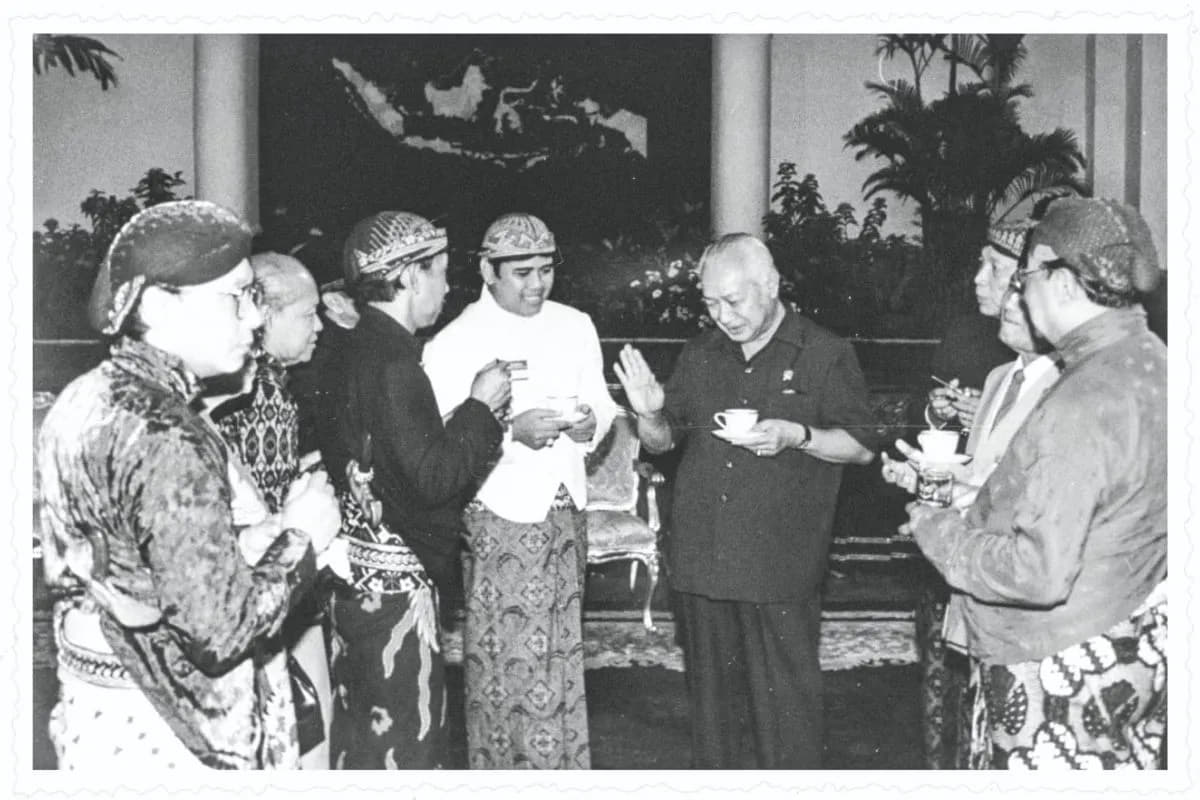 Presiden Soeharto berbincang-bincang dengan beberapa peserta seusai membuka Pekan Wayang Indonesia di Istana Negara, Jakarta, Selasa (20/7/1993). Di sebelah kanan Presiden terlihat dalang kondang asal Solo, Ki Anom Suroto. (Foto: Antara/Ali Anwar)