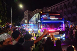 Jemaah Calon Haji (JCH) asal Kabupaten Jeneponto, Sulawesi Selatan yang tergabung dalam Kloter 36 UPG diantar ratusan warga dan kerabat di Asrama Haji Sudiang, Makassar, Jumat (7/6/2024) malam. (Foto: Antara/Suriani Mappong).