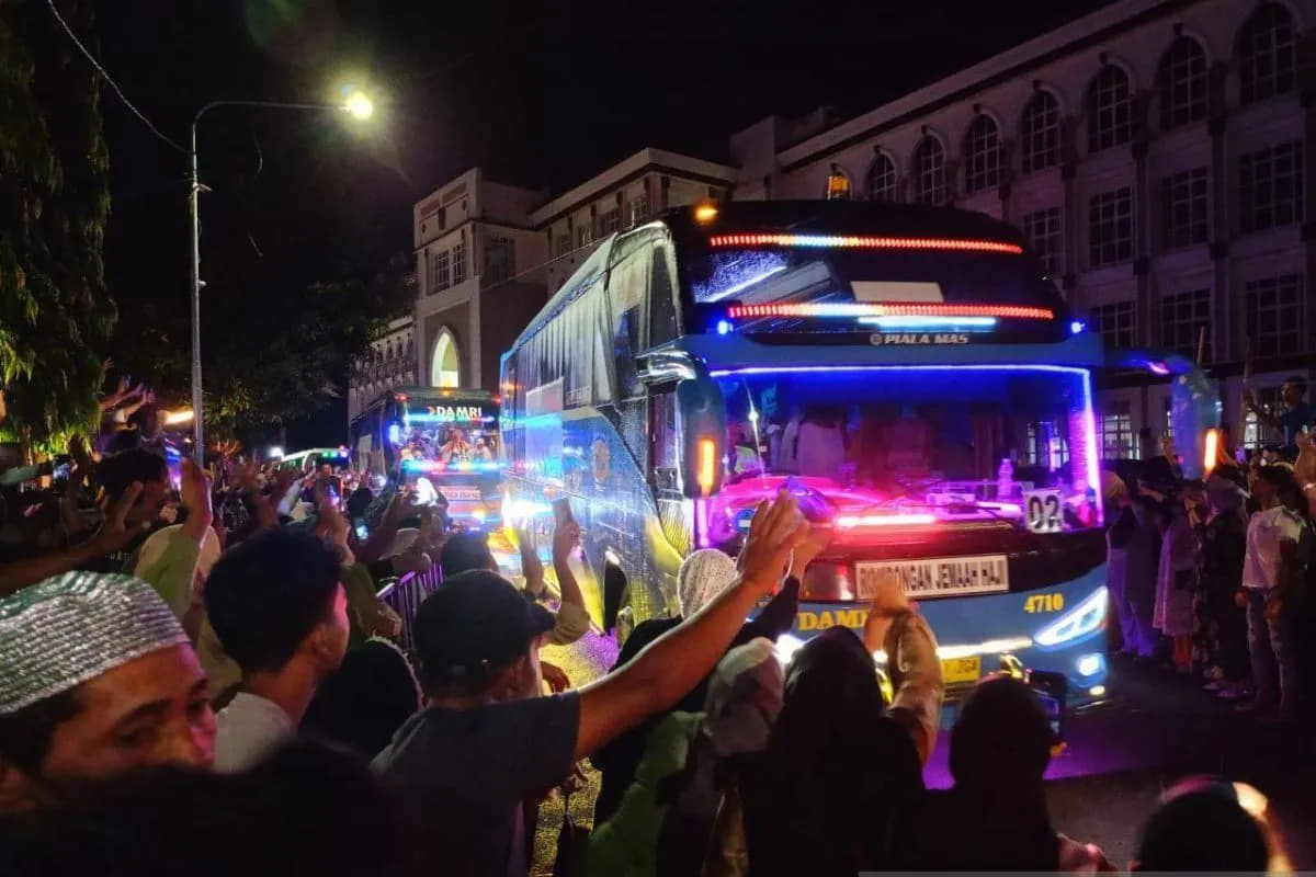 Jemaah Calon Haji (JCH) asal Kabupaten Jeneponto, Sulawesi Selatan yang tergabung dalam Kloter 36 UPG diantar ratusan warga dan kerabat di Asrama Haji Sudiang, Makassar, Jumat (7/6/2024) malam. (Foto: Antara/Suriani Mappong).