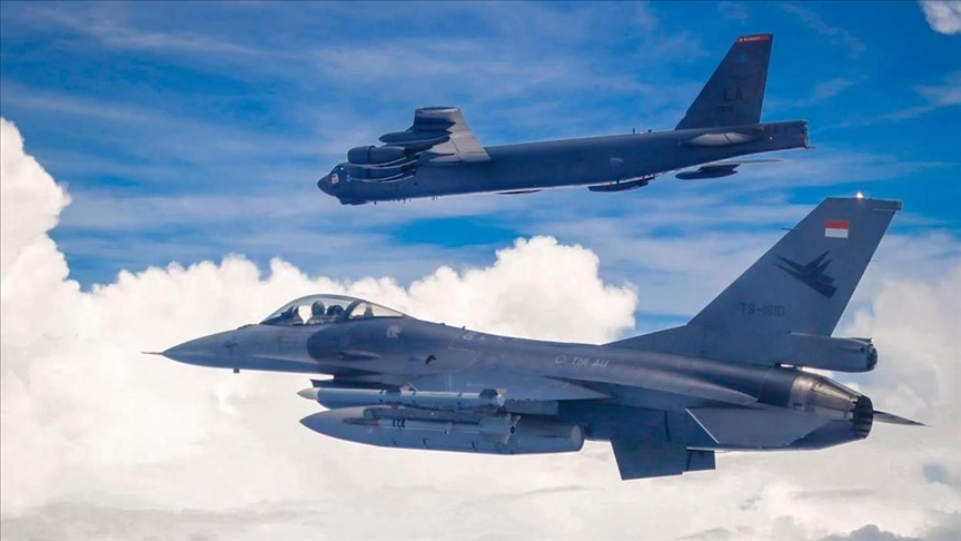 Pesawat F-16 TNI AU terbang bersama pesawat pembom Angkatan Udara AS B-52 dalam sebuah latihan udara bersama beberapa waktu lalu. (Foto: aa.com.tr)