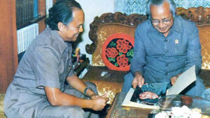 Presiden Soeharto (kanan) dan B.J. Habibie saat masih menjabat sebagai Menteri Negara Riset dan Teknologi (Menristek) dalam foto dari tahun 1984. (Foto: perpusnas.go.id)