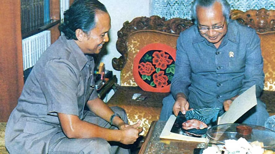 Presiden Soeharto (kanan) dan B.J. Habibie saat masih menjabat sebagai Menteri Negara Riset dan Teknologi (Menristek) dalam foto dari tahun 1984. (Foto: perpusnas.go.id)