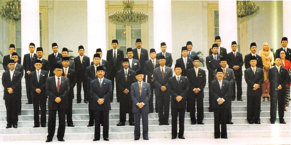 Presiden B.J. Habibie berpose di tangga Istana Merdeka bersama para anggota Kabinet Reformasi Pembangunan. (Foto: perpus.menpan.go.id/wikimedia commons)