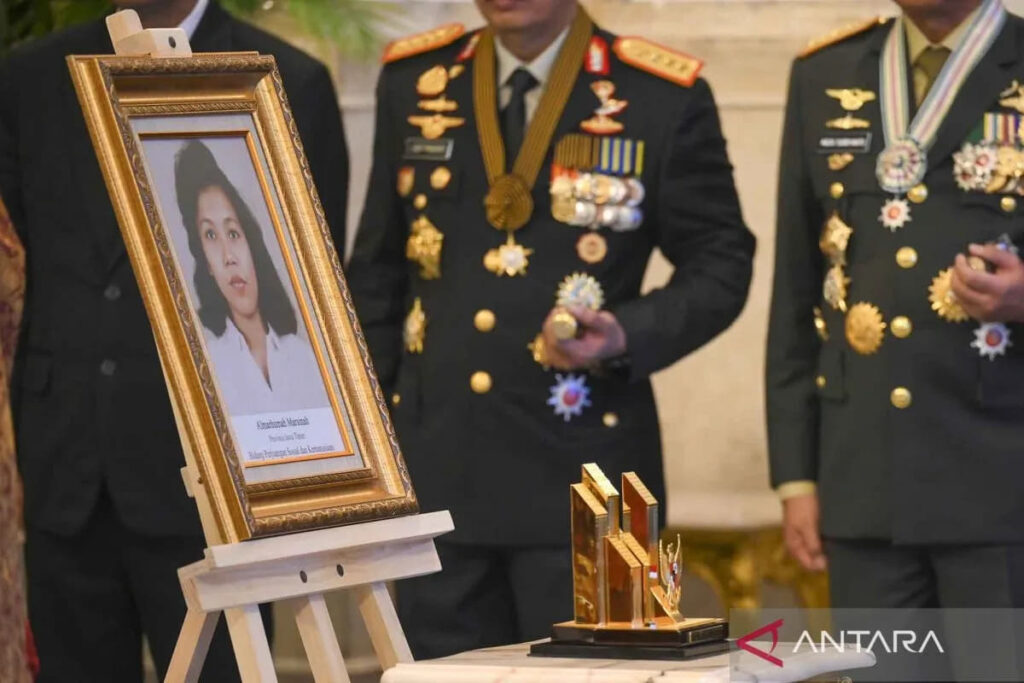 Foto Marsinah dipajang saat penganugerahan gelar pahlawan nasional di Istana Negara, Jakarta, Senin (10/11/2025). (Foto: Antara/Hafidz Mubarak A.)