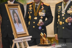 Foto Marsinah dipajang saat penganugerahan gelar pahlawan nasional di Istana Negara, Jakarta, Senin (10/11/2025). (Foto: Antara/Hafidz Mubarak A.)