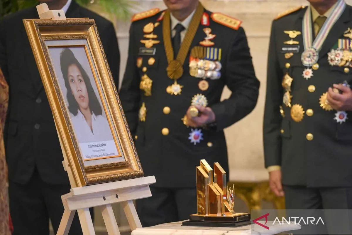 Foto Marsinah dipajang saat penganugerahan gelar pahlawan nasional di Istana Negara, Jakarta, Senin (10/11/2025). (Foto: Antara/Hafidz Mubarak A.)