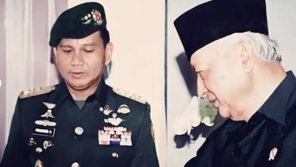 Pangkostrad Letjen TNI Prabowo Subianto bersama Presiden Soeharto. (Foto: googleusercontent.com)