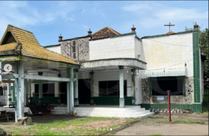 Markas Komando Distrik Militer (Kodim) 0816 Sidoarjo di lokasi lama, yang kemungkinan terkait dengan kasus Marsinah, Bangunan ini saat ini sudah tidak lagi menjadi Makodim karena markas komando telah dipindahkan ke lokasi baru. (Foto: Instagram/@het.oudegebouw)
