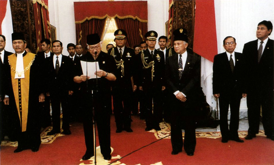 Presiden Soeharto menyampaikan pernyataan pengunduran diri dari jabatannya, disaksikan oleh Wakil Presiden B.J. Habibie. (Foto: Office of the Vice President of the Republic of Indonesia/commons.wikimedia.org)