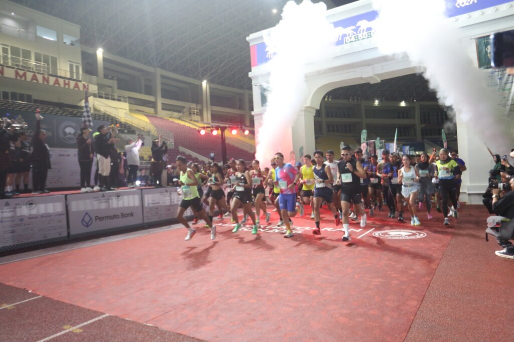 K.G.P.A.A. Mangkunegoro X saat melepas peserta Mangkunegaran Run 2026 di Stadion Manahan, Solo, Minggu (3/5/2026). (Foto: Istimewa-Tim Media Mangkunegaran)
