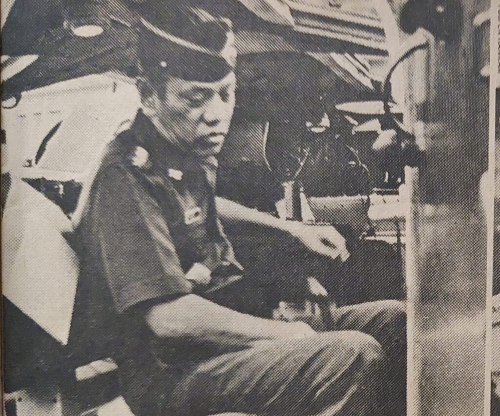 Menteri Pertahanan dan Keamanan/Panglima Angkatan Bersenjata Republik Indonesia (Menhankam/Pangab) Jenderal TNI M. Jusif saat memeriksa sebuah tank pengangkut pasukan. (Foto: repro Tempo)