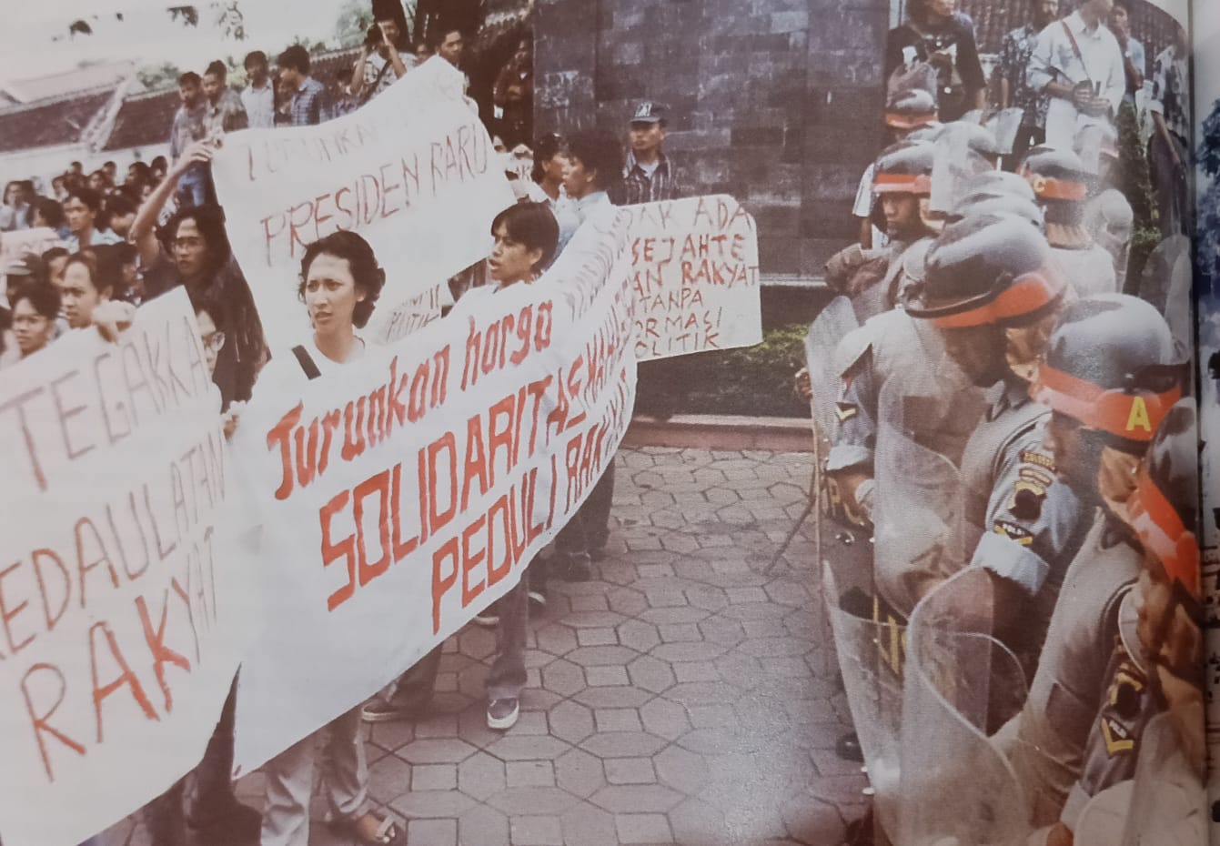 Mahasiswa yang berunjuk rasa di Bulevar Universitas Sebelas Maret berhadapan dengan aparat kepolisian. (Foto: 10 Tahun Kerusuhan Mei, Solo Bangkit)
