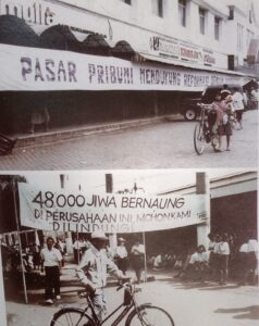 Spanduk yang terpampang di Pasar Kartasura, Sukoharjo, Jawa Tengah, dan di sebuah pabrik di kawasan Soloraya. Isu rasial seperti pribumi dan nonpribumi, dalam hal ini etnis Tionghoa, sering menjadi pemicu kerusuhan. Isu seperti ini membutuhkan penyikapan yang lebih baik oleh berbagai pihak agar tidak terus menjadi bara yang bisa tersulut setiap saat. (Foto: Buku 10 Tahun Kerusuhan Mei: Solo Bangkit)