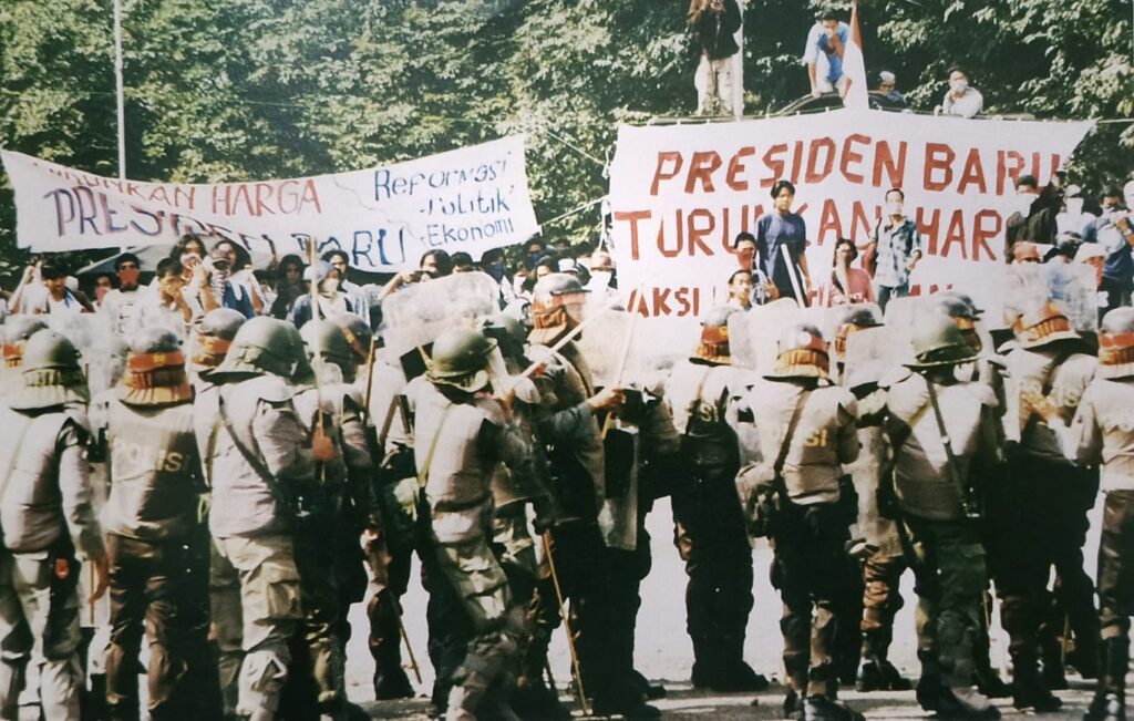 Aksi unjuk rasa mahasiswa di depan kampus Universitas Sebelas Maret (UNS) Solo yang menuntut reformasi dan pergantian pemerintahan. (Foto: 10 Tahun Kerusuhan Mei, Solo Bangkit)