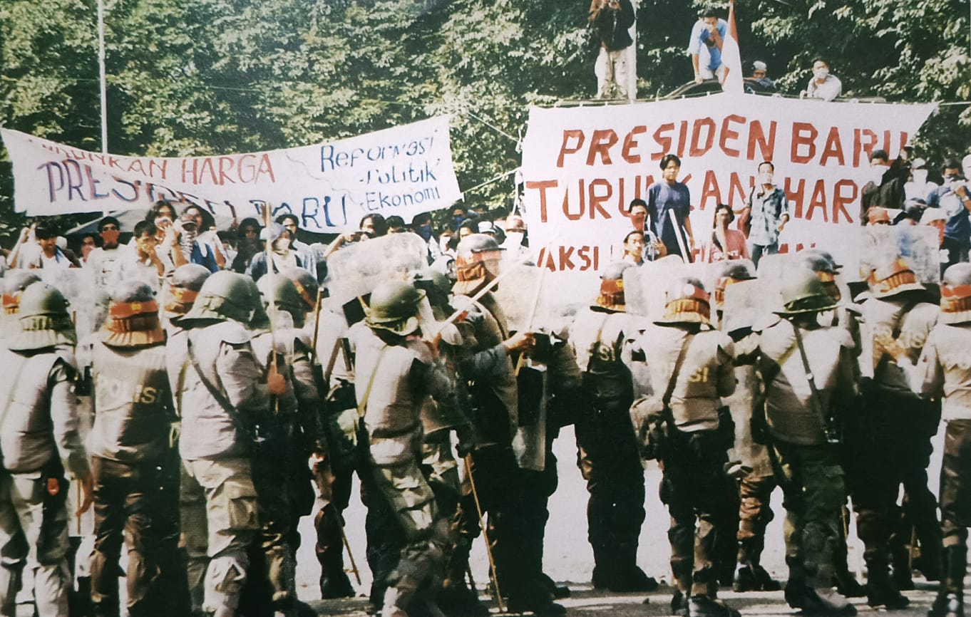 Aksi unjuk rasa mahasiswa di depan kampus Universitas Sebelas Maret (UNS) Solo yang menuntut reformasi dan pergantian pemerintahan. (Foto: 10 Tahun Kerusuhan Mei, Solo Bangkit)