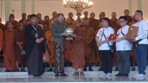 K.G.P.A.A. Mangkunegoro X (mengenakan beskap hijau) saat menyambut rombongan biksu yang singgah di Pura Mangkunegaran, Solo, dalam perjalanan thudong menuju Candi Borobodur menjelang peringatan Hari Raya Waisak, Sabtu (23/5/2026). (Foto: Istimewa/tim media Mangkunegaran)