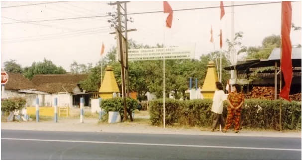 Tugu kuning di Desa Siring, Porong, Sidoarjo, Jawa Timur, dalam foto pada Agustus 1993. Di kawasan ini Marsinah kali terakhir terlihat dalam kondisi hidup. (Foto: majalahsedane.org)