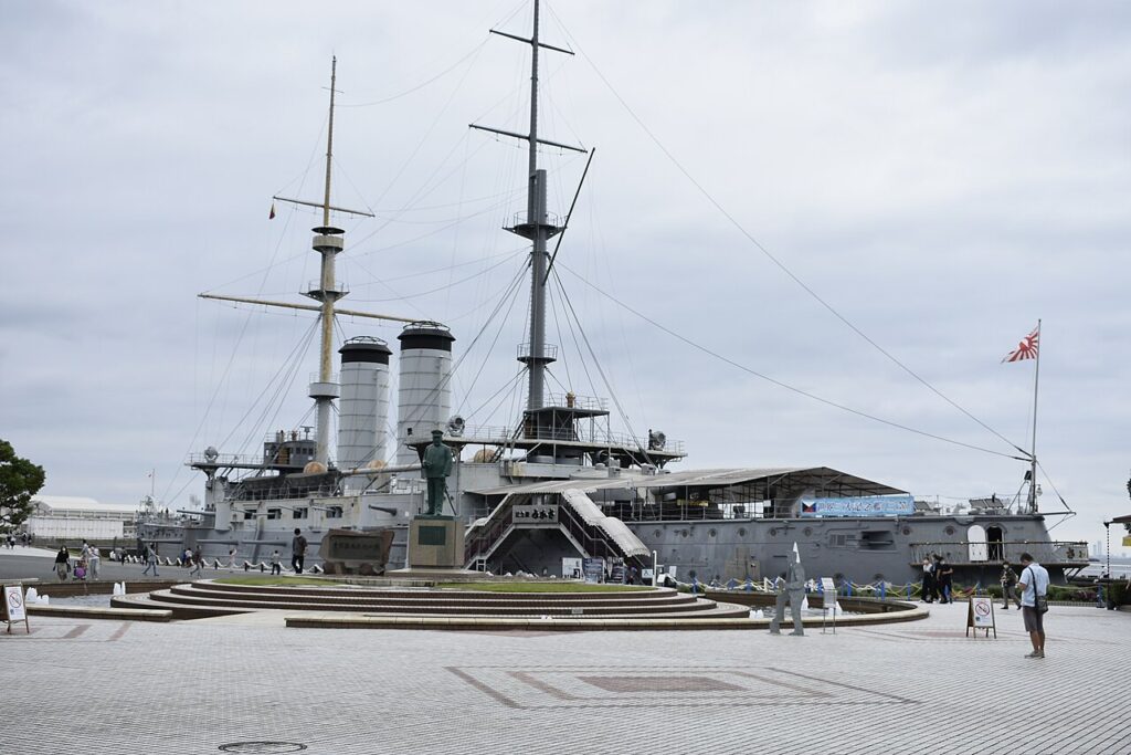 Kapal perang Jepang, Mikasa, yang dijadikan kapal museum di pangkalan Angkatan Laut Jepang di Yokosuka, Jepang. (Foto: By 江戸村のとくぞう - Own work, CC BY-SA 4.0, https://commons.wikimedia.org/w/index.php?curid=111184816)