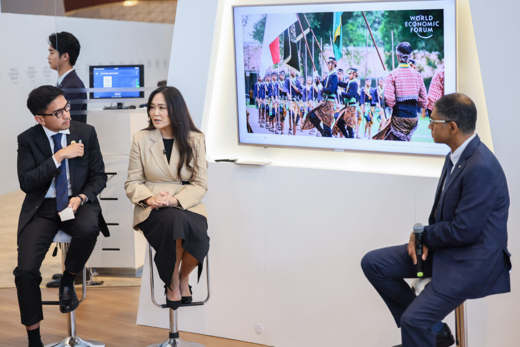 K.G.P.A.A. Mangkunegoro X, pemimpin Pura Mangkunegaran, (kiri) saat menjadi pembicara di sesi Catching Asia's Beat, World Economic Forum Annual Meeting of the New Champion di Dalian, China, bersama Nomin Chinbat, Menteri Pengembangan Digital, Inovasi, dan Komunikasi Mongolia (tengah), Rabu (24/6/2026). (Foto: digitallibrary.weforum.org)
