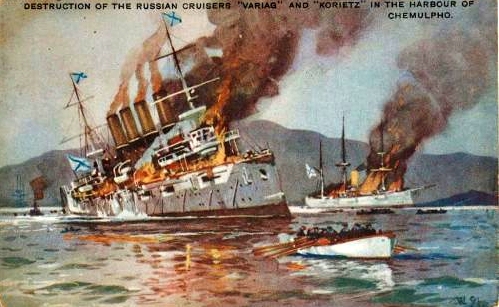 Ilustrasi sebuah kartu pos bertema perang yang menggambarkan kapal perang Rusia, Varyag (kiri), dan Korietz (kanan), yang terbakar setelah terkena tembakan kapal perang Jepang dalam Pertempuran Teluk Chemulpo, 9 Februari 1904. (Foto: wikimedia.commons)