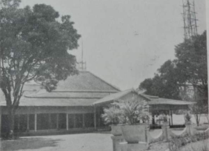 Studio pertama SRV di kompleks Kepatihan Praja Mangkunegaran, Kota Solo, 1934. (Foto: Repro Buku Solosche Radio Vereeniging Gedenkboek)