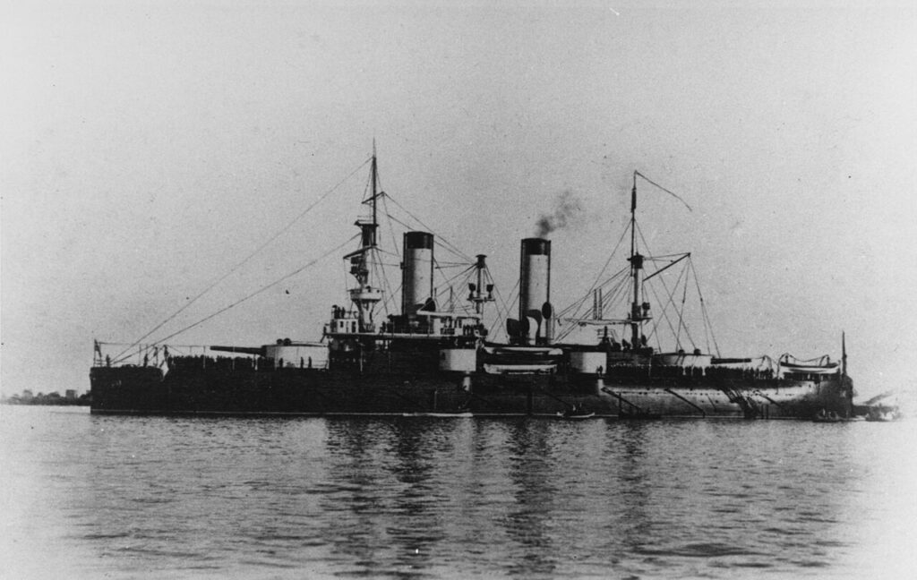 Kapal perang AL Rusia, Petropavlovsk saat berkunjung ke Aljazair pada 1899. Kapal ini kemudian menjadi kapal komando Laksamana Stepan Makarov menghadapi armada Jepang pada 1904. (Foto: Jean Geiser (1848-1923) - Public Domain, https://commons.wikimedia.org)