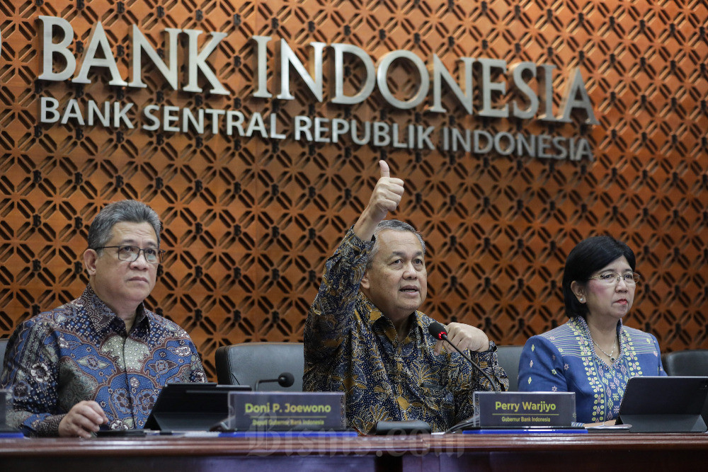 Gubernur Bank Indonesia Perry Warjiyo (tengah) didampingi Deputi Gubernur Senior Destry Damayanti (kanan) dan Deputi Gubernur Doni P. Joewono dalam sebuah jumpa pers pada 2025 silam. Destry Damayanti kemudian menjadi Pelaksana Tugas (Plt.) Gubernur BI setelah Perry mundur dari jabatannya pada Senin (27/7/2026). (Foto: bisnis.com)