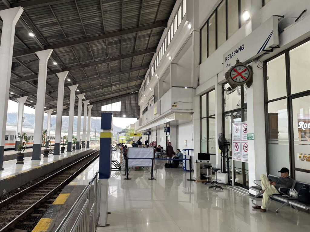 Stasiun Ketapang di Banyuwangi, Jawa Timur, stasiun paling ujung di sisi timur Pulau Jawa. (Foto: Facebook)