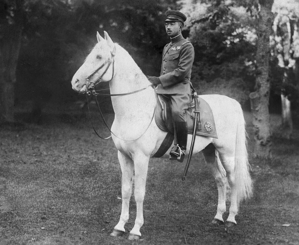 Kaisar Hirohito menaiki kuda kesayangannya, Shirayuki, 1935. (Foto: Osaka Asahi Shimbun/commons.wikimedia.org