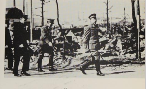 Kaisar Jepang, Hirohito (kanan), saat meninjau wilayah Tokyo yang menjadi korban serangan udara AS, 18 Maret 1945. (Foto: repro buku "Japan's Longest Day")
