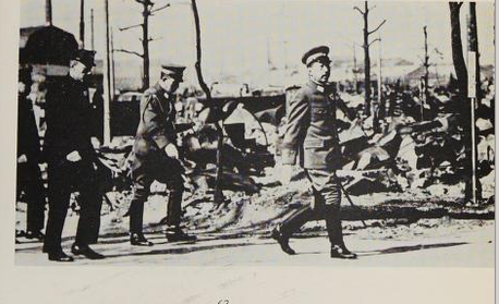Kaisar Jepang, Hirohito (kanan), saat meninjau wilayah Tokyo yang menjadi korban serangan udara AS, 18 Maret 1945. (Foto: repro buku "Japan's Longest Day")