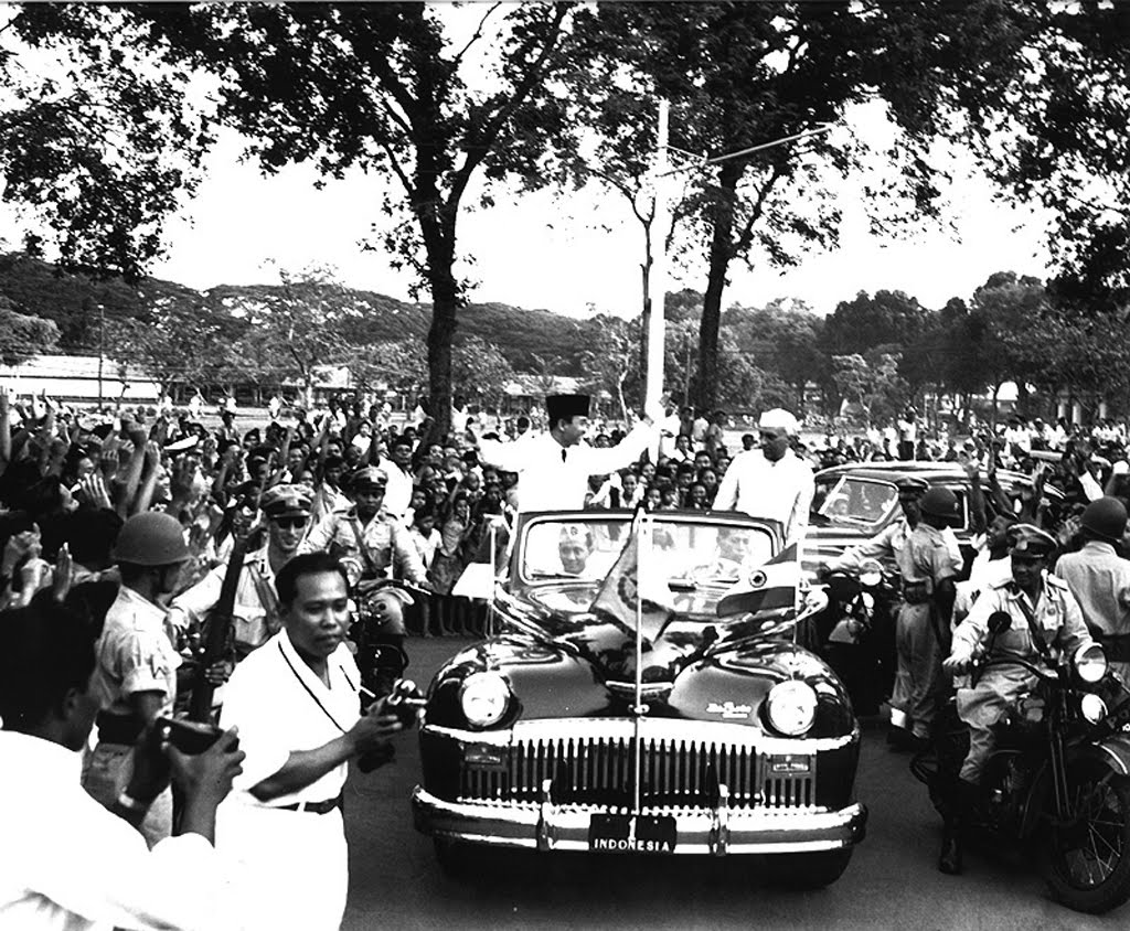 Presiden Soekarno dan Perdana Menteri India Jawaharlal Nehru naik mobil terbuka saat kunjungan Nehru ke Indonesia. (Foto: gesuri.id)