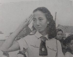 Seorang remaja putri anggota kepanduan memberi hormat dalam sebuah kegiatan apel. (Foto: repro buku "Lukisan Revolusi 1945-1949," Kementerian Penerangan RI 1949)