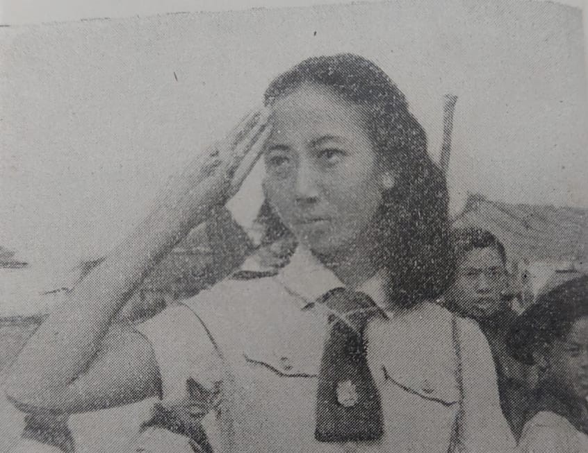 Seorang remaja putri anggota kepanduan memberi hormat dalam sebuah kegiatan apel. (Foto: repro buku "Lukisan Revolusi 1945-1949," Kementerian Penerangan RI 1949)