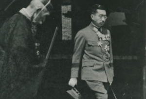 Kaisar Hirohito dalam sebuah kunjungan ziarah ke salah satu kuil. (Foto: wikimedia commons)