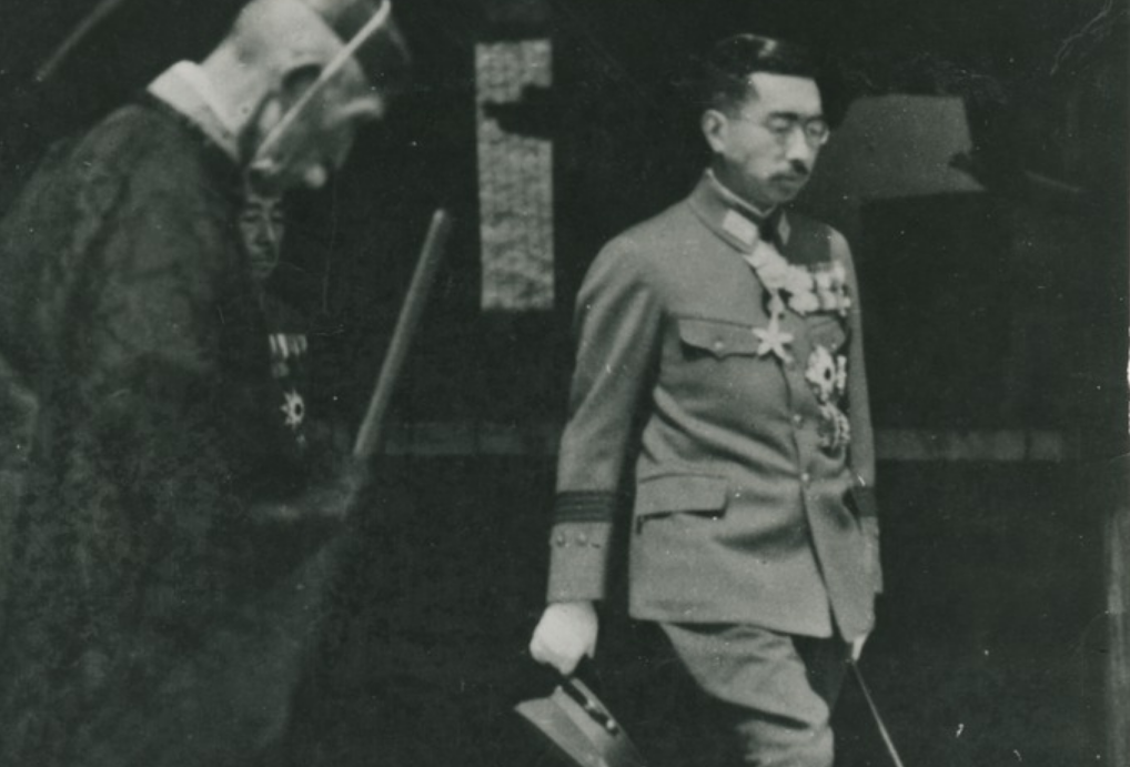 Kaisar Hirohito dalam sebuah kunjungan ziarah ke salah satu kuil. (Foto: wikimedia commons)