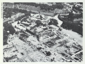 Kompleks istana Kaisar Jepang yang sebagian ludes akibat pemboman pesawat AS. Bangunan yang masih utuh di bagian atas gambar adalah gedung Kementerian Rumah Tangga Kekaisaran. (Foto: repro buku "Behind Japan's Surrender")