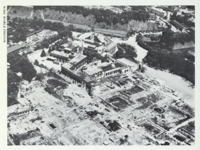 Kompleks istana Kaisar Jepang yang sebagian ludes akibat pemboman pesawat AS. Bangunan yang masih utuh di bagian atas gambar adalah gedung Kementerian Rumah Tangga Kekaisaran. (Foto: repro buku "Behind Japan's Surrender")