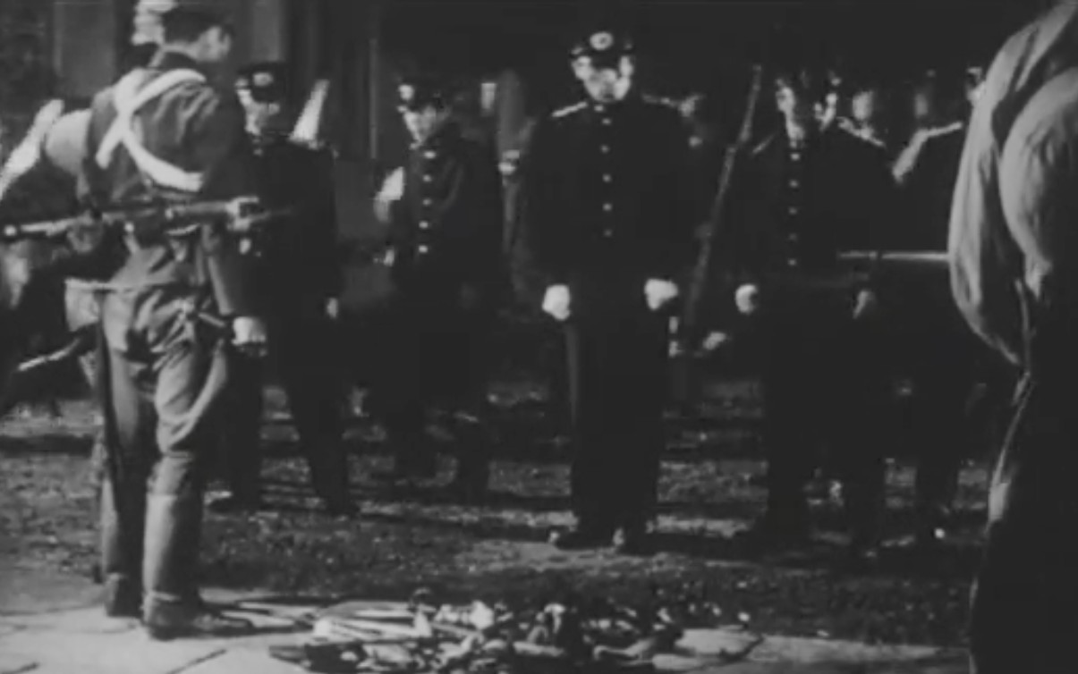 Pasukan Pengawal Kekaisaran yang dihasut untuk memberontak melucuti senjata polisi penjaga istana kekaisaran. Foto diambil dari adegan film "Japan's Longest Day (Nihon No Ichiban Nagai Hi)" buatan 1967, yang berkisah mengenai pemberontakan pasukan guna menentang perintah menyerah kepada Sekutu. (Foto: tangkapan layar tayangan film "Japan;s Longest Day")