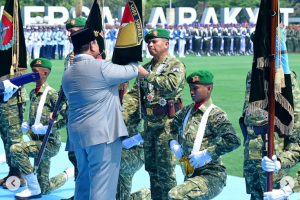 Presiden Prabowo Subianto menyerahkan pataka kesatuan baru TNI saat upacara HUT ke-81 TNI di Markas Besar TNI, Cilangkap, Jakarta, 5 Oktober 2026. (Foto: Instagram Puspen TNI)