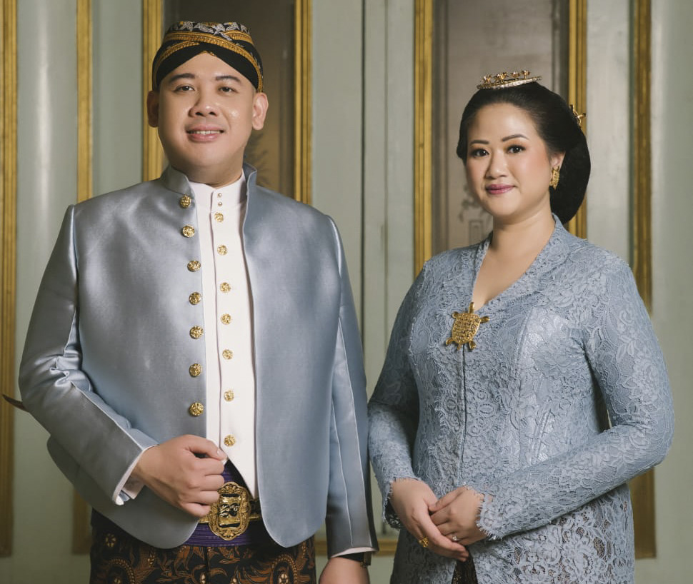 G.R.Aj. Ancillasura Marina Sudjiwo (kanan), dan K.P.H. F.X. Adimas Rosdian. (Foto: Istimewa/Pura Mangkunegaran)